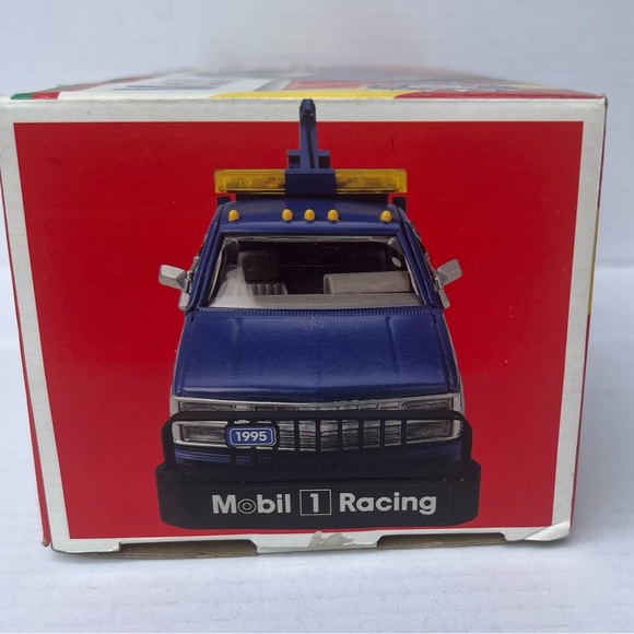 Vintage 1995 Mobil 1 Racing Limited Edition Collectible Toy Tow Truck 1:24 scale - Picture 4 of 6
